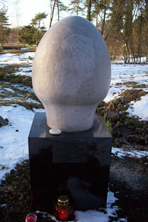 Knoppen, Norra Kyrkogården Minneslund Visby 2001